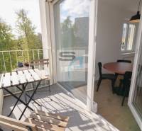 2-izbový byt s terasou 15 m² a parkovaním v tichej časti Bratislavy - Balkón s posedením, výhľad do zelene a presklené dvere do 2-izbového bytu.
