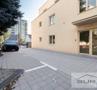 2-izbový byt s terasou 15 m² a parkovaním v tichej časti Bratislavy - Parkovacie miesto pred bytovým domom na Železničnej ulici, Bratislava - Vrakuňa, 2-izbový byt.