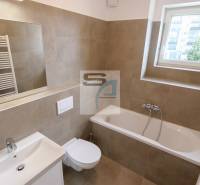 2-izbový byt s terasou 15 m² a parkovaním v tichej časti Bratislavy - Kúpeľňa v 2-izbovom byte s vaňou, umývadlom, zrkadlom a oknom.