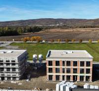 3i. BYT S VLASTNÝM TEP. ČERPADLOM + KLIMATIZÁCIA A EXTERIÉROVÉ ŽALÚZIE - Stavebný projekt na Dúhovej ulici v Slovenskom Grobe, obklopený prírodou a otvorenou krajinou.