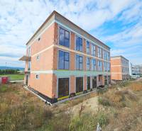 3i. BYT S VLASTNÝM TEP. ČERPADLOM + KLIMATIZÁCIA A EXTERIÉROVÉ ŽALÚZIE - Novostavba 3-izbového bytu na Dúhovej ulici v Slovenskom Grobe pod modrou oblohou.