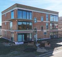 3i. BYT S VLASTNÝM TEP. ČERPADLOM + KLIMATIZÁCIA A EXTERIÉROVÉ ŽALÚZIE - Novostavba na Dúhovej ulici v Slovenskom Grobe so zasklenými stenami a parkoviskom.