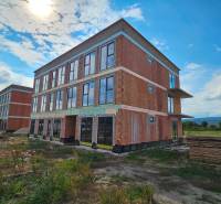 3i. BYT S VLASTNÝM TEP. ČERPADLOM + KLIMATIZÁCIA A EXTERIÉROVÉ ŽALÚZIE - Výstavba 3-izbových bytov na Dúhovej ulici v Slovenskom Grobe, tehlová budova.