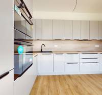 3i. BYT SO ZÁHRADOU +TEP. ČERPADLO, KLIMATIZÁCIA A ŽALÚZIE V CENE - Kuchyňa v 3-izbovom byte s drevenou podlahou a vstavanými spotrebičmi.