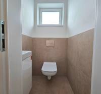 3i. BYT SO ZÁHRADOU +TEP. ČERPADLO, KLIMATIZÁCIA A ŽALÚZIE V CENE - Toaleta s oknom a dlažbou na stene, vhodná na ulici Dúhová.