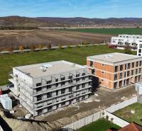 3i. BYT SO ZÁHRADOU +TEP. ČERPADLO, KLIMATIZÁCIA A ŽALÚZIE V CENE - Pohľad na stavebné práce 3-izbového bytu z Dúhovej ulice v Slovenskom Grobe.