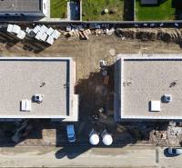 3i. BYT SO ZÁHRADOU +TEP. ČERPADLO, KLIMATIZÁCIA A ŽALÚZIE V CENE - Letecký pohľad na stavbu dvoch budov na Dúhovej ulici v Slovenskom Grobe.