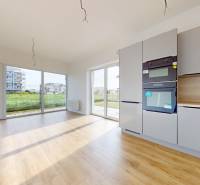 3i. BYT SO ZÁHRADOU +TEP. ČERPADLO, KLIMATIZÁCIA A ŽALÚZIE V CENE - O presvetlenej kuchyni v 3-izbovom byte s drevenou podlahou a veľkými oknami.