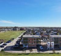 3i. BYT SO ZÁHRADOU +TEP. ČERPADLO, KLIMATIZÁCIA A ŽALÚZIE V CENE - Novostavby na Dúhovej ulici v Slovenskom Grobe ponúkajúce pohodlné 3-izbové byty.