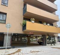 NA PRENÁJOM GARÁŽOVÉ STÁTIE, SADOVÁ UL. SENICA - Bytový dom s parkovaním na Sadovej ulici v Senici.