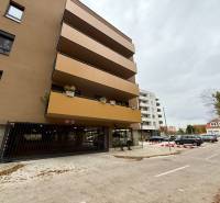 NA PRENÁJOM GARÁŽOVÉ STÁTIE, SADOVÁ UL. SENICA - Bytový dom na Sadovej ulici v Senici s parkovacími garážami.