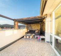 Rezervovaný!!! 2izb + terasa byt Vajanského Modra 93,8m2 - Terasa s posedením, výhľad na strechy a kopce v 2-izbovom byte na Vajanského v Modre.