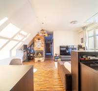 Rezervovaný!!! 2izb + terasa byt Vajanského Modra 93,8m2 - Obývačka v 2-izbovom byte s podlahou s dreveným dekorom a tehlovým krbom.