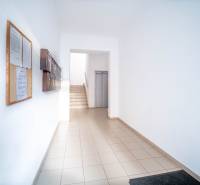 Rezervovaný!!! 2izb + terasa byt Vajanského Modra 93,8m2 - Bytový vchod s poštovými schránkami a výťahom, vhodný pre 2-izbový byt.