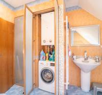 Rezervovaný!!! 2izb + terasa byt Vajanského Modra 93,8m2 - Kúpeľňa v 2-izbovom byte s práčkou, plynovým kotlom a umývadlom.