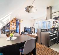 Rezervovaný!!! 2izb + terasa byt Vajanského Modra 93,8m2 - Kuchyňa s televízorom, krbom a podlahou s dreveným dekorom v 2-izbovom byte.