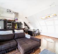 Rezervovaný!!! 2izb + terasa byt Vajanského Modra 93,8m2 - Obývacia izba s kuchynským kútom, pohovkou a podlahou s dreveným dekorom, 2-izbový byt.