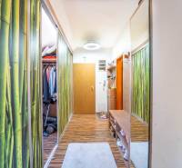 Rezervovaný!!! 2izb + terasa byt Vajanského Modra 93,8m2 - Chodba v 2-izbovom byte s podlahou s dreveným dekorom a skrinkou na obuv.