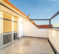 Rezervovaný!!! 2izb + terasa byt Vajanského Modra 93,8m2 - Slnečná terasa pri 2-izbovom byte s výhľadom na strechy a oblohu.