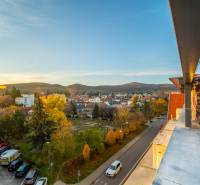 Rezervovaný!!! 2izb + terasa byt Vajanského Modra 93,8m2 - Výhľad z Vajanského ulice v Modre na okolitú krajinu a bytovú zástavbu.