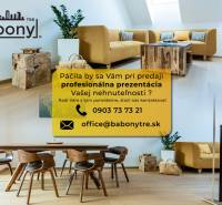 PRENÁJOM 3 izbový byt s predzáhradkou, BORY PROMENÁDA - Obývací priestor s dreveným stolom na ulici Okružná, vhodný pre Pozemky - bývanie.