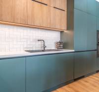 PRENÁJOM 3 izbový byt s predzáhradkou, BORY PROMENÁDA - Kuchyňa s tyrkysovými skrinkami, dreveným dekorom a bielymi obkladačkami, 3-izbový byt.