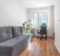 PRENÁJOM 3 izbový byt s predzáhradkou, BORY PROMENÁDA - Svetlá izba s pohovkou, kancelárskou stoličkou, stolom a podlahou s dreveným dekorom.