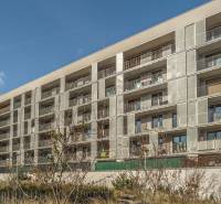 PRENÁJOM 3 izbový byt s predzáhradkou, BORY PROMENÁDA - Bytový dom s balkónmi v Bratislave na Lamači na Jána Langoša, obklopený zeleňou.