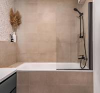 PRENÁJOM 3 izbový byt s predzáhradkou, BORY PROMENÁDA - Kúpeľňa s vaňou, sprchovou zástenou a dekoratívnymi obkladmi v 3-izbovom byte.