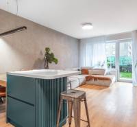 PRENÁJOM 3 izbový byt s predzáhradkou, BORY PROMENÁDA - Obývačka v 3-izbovom byte s pohodlnou sedačkou a podlahou s dreveným dekorom.