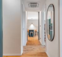 PRENÁJOM 3 izbový byt s predzáhradkou, BORY PROMENÁDA - Interiér 3-izbového bytu s podlahou s dreveným dekorom a okrúhlym zrkadlom.