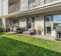 PRENÁJOM 3 izbový byt s predzáhradkou, BORY PROMENÁDA - Záhrada 3-izbového bytu na ulici Jána Langoša v Bratislave - Lamači s terasou a posedením.