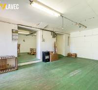 Na predaj: Rodinný dom Slatinské Lazy s očarujúcou atmosférou - Interiér rodinného domu s bielymi stenami a podlahou s dreveným dekorom.