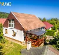 Na predaj: Rodinný dom Slatinské Lazy s očarujúcou atmosférou - Rodinný dom v Slatinských Lazoch s terasou obklopený bujnou zeleňou a trávnikom.