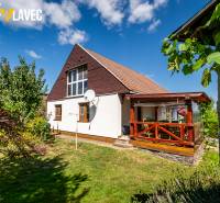 Na predaj: Rodinný dom Slatinské Lazy s očarujúcou atmosférou - Rodinný dom v Slatinských Lazoch s terasou, záhradou a satelitnou anténou.