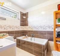 Na predaj: Rodinný dom Slatinské Lazy s očarujúcou atmosférou - Kúpeľňa v rodinnom dome s vaňou, umývadlom, policou a dekoratívnymi obkladmi.