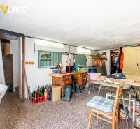 Na predaj: Rodinný dom Slatinské Lazy s očarujúcou atmosférou - Dielňa v rodinnom dome s náradím, stolom, skrinkou a stoličkou.