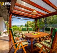 Na predaj: Rodinný dom Slatinské Lazy s očarujúcou atmosférou - Rodinný dom v Slatinských Lazoch s krytou terasou, dreveným nábytkom a krásnym výhľadom.