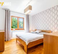 Na predaj: Rodinný dom Slatinské Lazy s očarujúcou atmosférou - Spálňa v rodinnom dome s podlahou s dreveným dekorom a vlnitou tapetou.