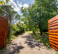 Na predaj: Rodinný dom Slatinské Lazy s očarujúcou atmosférou - Otvorená drevená brána vedie do záhrady rodinného domu v Slatinských Lazoch.
