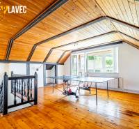 Na predaj: Rodinný dom Slatinské Lazy s očarujúcou atmosférou - Priestor s pingpongovým stolom a stropom z dreveného obkladu v rodinnom dome.