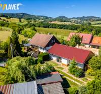 Na predaj: Rodinný dom Slatinské Lazy s očarujúcou atmosférou - Rodinný dom v Slatinských Lazoch obklopený zeleňou a rozľahlou krajinou.