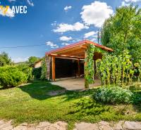 Na predaj: Rodinný dom Slatinské Lazy s očarujúcou atmosférou - Rodinný dom v Slatinských Lazoch s prístreškom v záhrade, obklopený zeleňou.