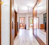 Na predaj: Rodinný dom Slatinské Lazy s očarujúcou atmosférou - Chodba v rodinnom dome s podlahou s dreveným dekorom a vstavanou skriňou.