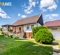 Na predaj: Rodinný dom Slatinské Lazy s očarujúcou atmosférou - Rodinný dom v Slatinských Lazoch s terasou a upravenou záhradou pod slnečnou oblohou.