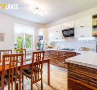 Na predaj: Rodinný dom Slatinské Lazy s očarujúcou atmosférou - Kuchyňa v rodinnom dome s jedálenským stolom a podlahou s dreveným dekorom.