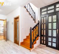 Na predaj: Rodinný dom Slatinské Lazy s očarujúcou atmosférou - Chodba rodinného domu s podlahou s dreveným dekorom a dreveným schodiskom.