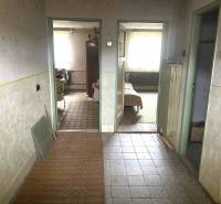 HD reality ponúka, predaj, rodinný dom Rykynčice  - Interiér rodinného domu s chodbou a vstupom do izieb, podlaha s dreveným dekorom.