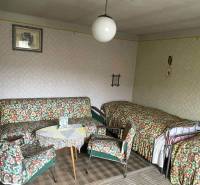 HD reality ponúka, predaj, rodinný dom Rykynčice  - Izba v rodinnom dome s retro nábytkom, vzorovanými poťahmi a kobercom.