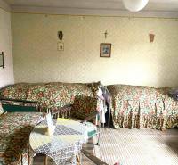 HD reality ponúka, predaj, rodinný dom Rykynčice  - Izba v rodinnom dome s tromi lôžkami a stolíkom, obložená dekormi.